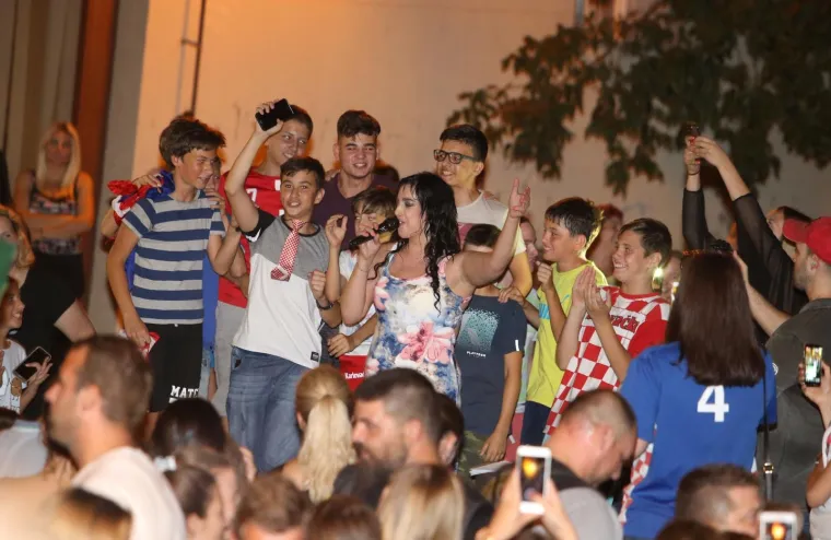 NIKOLINA IZ 'LJUBAV JE NA SELU' ODRŽALA KONCERT: Sve zanima jedna stvar - gdje je Jovica?