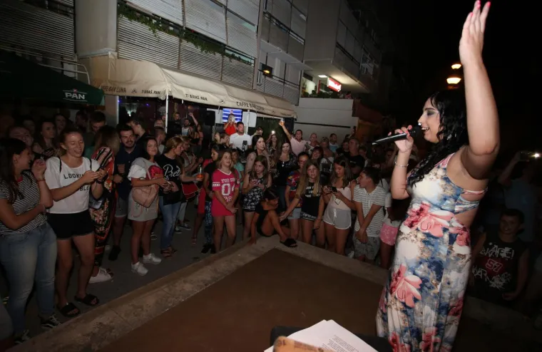 NIKOLINA IZ 'LJUBAV JE NA SELU' ODRŽALA KONCERT: Sve zanima jedna stvar - gdje je Jovica?