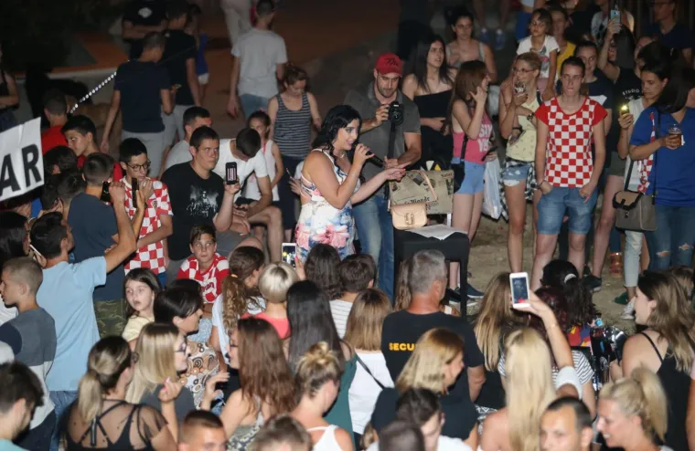 NIKOLINA IZ 'LJUBAV JE NA SELU' ODRŽALA KONCERT: Sve zanima jedna stvar - gdje je Jovica?