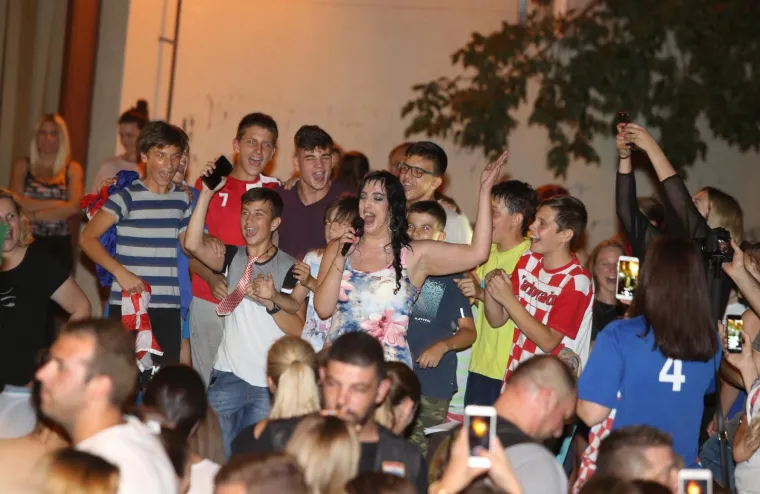 NIKOLINA IZ 'LJUBAV JE NA SELU' ODRŽALA KONCERT: Sve zanima jedna stvar - gdje je Jovica?