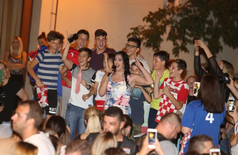 NIKOLINA IZ 'LJUBAV JE NA SELU' ODRŽALA KONCERT: Sve zanima jedna stvar - gdje je Jovica?