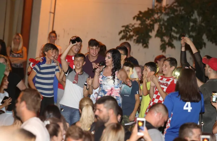 NIKOLINA IZ 'LJUBAV JE NA SELU' ODRŽALA KONCERT: Sve zanima jedna stvar - gdje je Jovica?