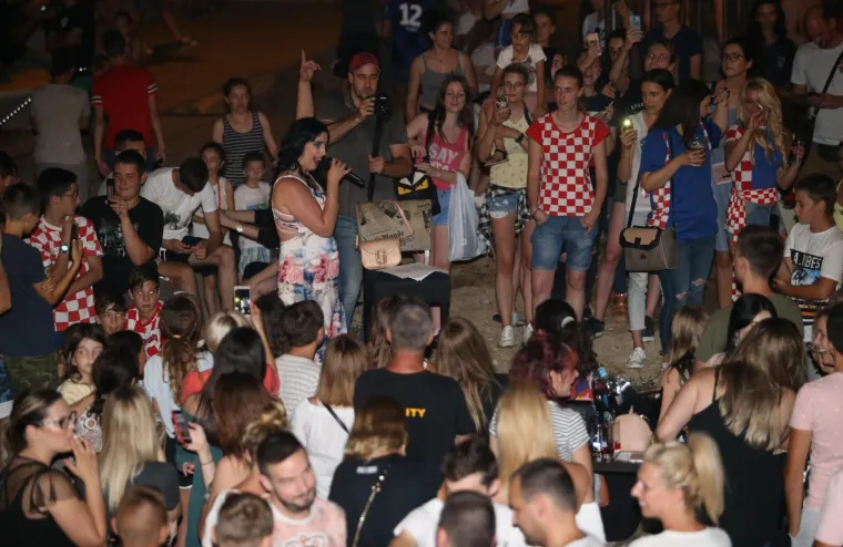 NIKOLINA IZ 'LJUBAV JE NA SELU' ODRŽALA KONCERT: Sve zanima jedna stvar - gdje je Jovica?