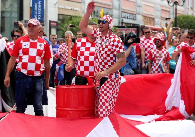 HRVATSKI NAVIJAČI OSVOJILI NIŽNJI NOVGOROD: Zagledajte se u ovo - centrom grada provlači se sto metara duga crveno-bijela zastava