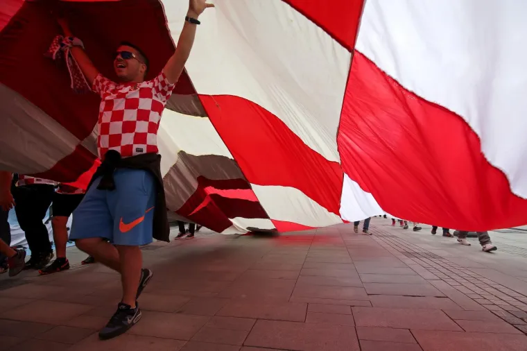 HRVATSKI NAVIJAČI OSVOJILI NIŽNJI NOVGOROD: Zagledajte se u ovo - centrom grada provlači se sto metara duga crveno-bijela zastava