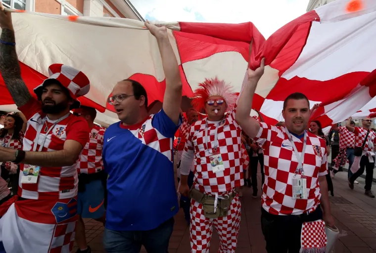 HRVATSKI NAVIJAČI OSVOJILI NIŽNJI NOVGOROD: Zagledajte se u ovo - centrom grada provlači se sto metara duga crveno-bijela zastava