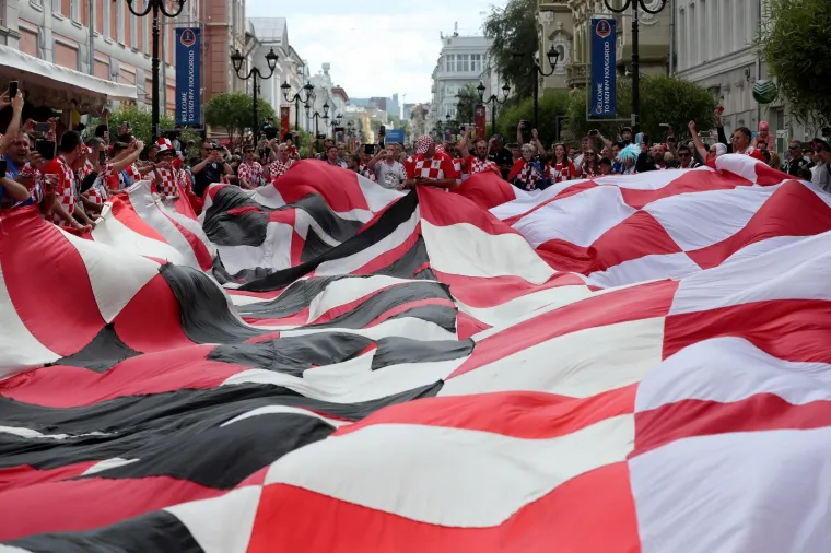 HRVATSKI NAVIJAČI OSVOJILI NIŽNJI NOVGOROD: Zagledajte se u ovo - centrom grada provlači se sto metara duga crveno-bijela zastava