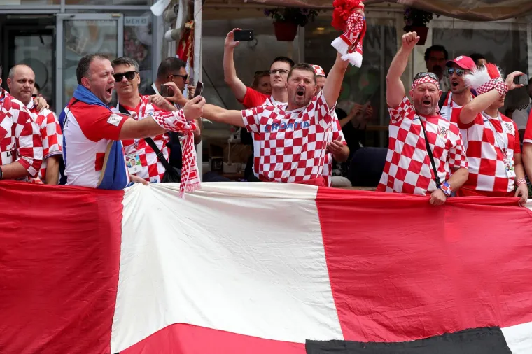 HRVATSKI NAVIJAČI OSVOJILI NIŽNJI NOVGOROD: Zagledajte se u ovo - centrom grada provlači se sto metara duga crveno-bijela zastava