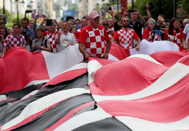 HRVATSKI NAVIJAČI OSVOJILI NIŽNJI NOVGOROD: Zagledajte se u ovo - centrom grada provlači se sto metara duga crveno-bijela zastava