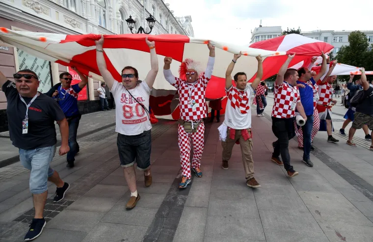 HRVATSKI NAVIJAČI OSVOJILI NIŽNJI NOVGOROD: Zagledajte se u ovo - centrom grada provlači se sto metara duga crveno-bijela zastava