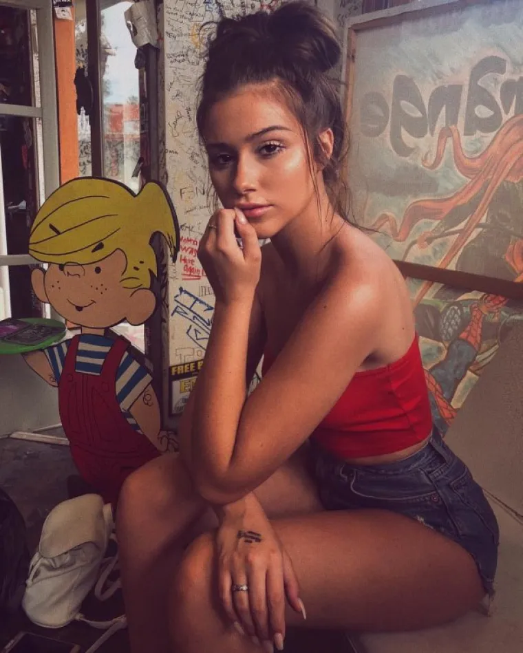 SRETAN VAM DAN ANTIFAŠISTIČKE BORBE! U oskudnim crvenim bikinijima podržale revoluciju