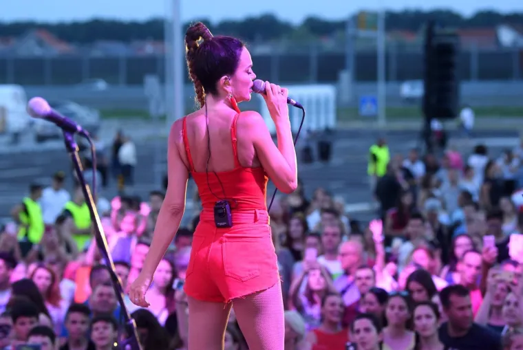 VATRENA SEVERINA ZAPALILA KONCERT U VRUĆIM CRVENIM HLAČICAMA: Tisućama ljudi zbog nje nije uopće bila bitna tekma