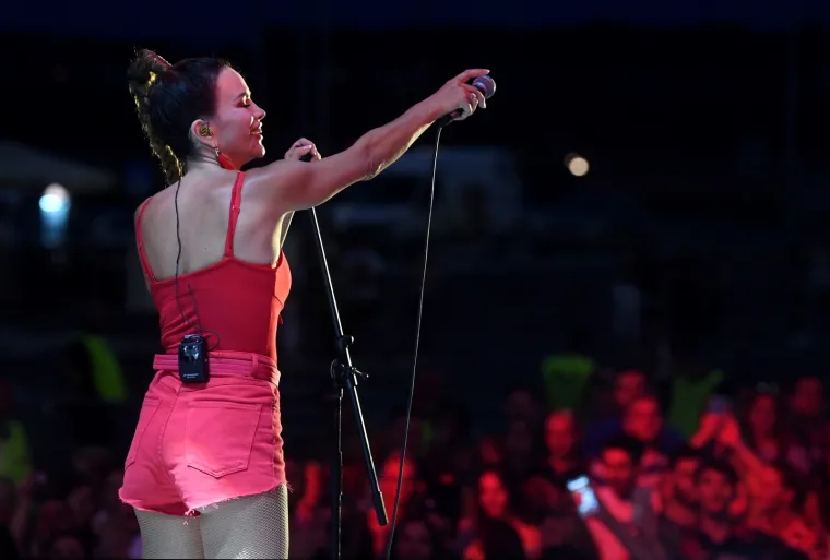 VATRENA SEVERINA ZAPALILA KONCERT U VRUĆIM CRVENIM HLAČICAMA: Tisućama ljudi zbog nje nije uopće bila bitna tekma
