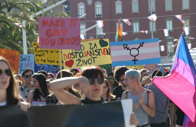 Ovogodi&scaron;nji Pride organizirala je ujedinjena splitska LGBTIQ scena koja se sastoji od nekoliko udruga i entuzijasta (Bitcherin, Flomaster, queerAnarchive i Rispet).