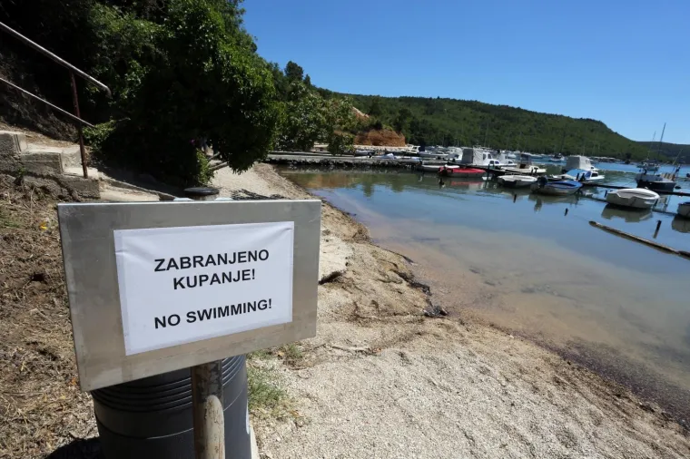 Ekolo&scaron;ka katastrofa kod Istre: Nastavljeno či&scaron;ćenje mora nakon istjecanja goriva s teretnog broda