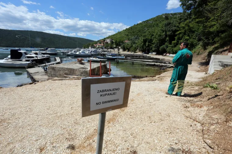 Ekolo&scaron;ka katastrofa kod Istre: Nastavljeno či&scaron;ćenje mora nakon istjecanja goriva s teretnog broda