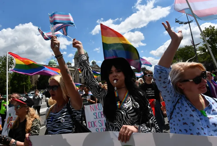 POČELA PARADA PONOSA U BEOGRADU: Pripadnici LGBT populacije okupili se i krenuli u prosvjednu &scaron;etnju prema Studentskom parku