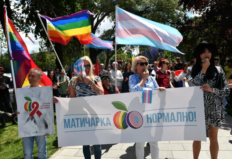 POČELA PARADA PONOSA U BEOGRADU: Pripadnici LGBT populacije okupili se i krenuli u prosvjednu &scaron;etnju prema Studentskom parku