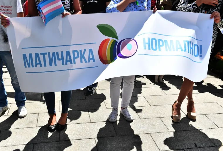 POČELA PARADA PONOSA U BEOGRADU: Pripadnici LGBT populacije okupili se i krenuli u prosvjednu &scaron;etnju prema Studentskom parku