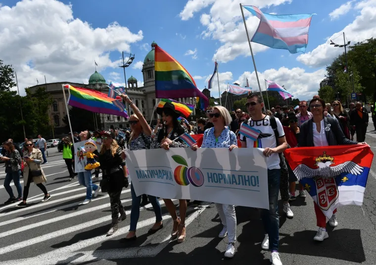 Pripadnici LGBT populacije okupili su u Pionirskom parku, preko puta Skup&scaron;tine Srbije i krenuli u prosvjednu &scaron;etnju k Studentskom trgu.