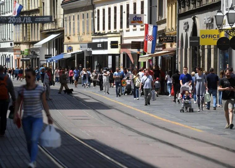 PRODUŽENI VIKEND ISPRAZNIO GRAD: Ovako izgleda subotnja špica kad svi odu na more