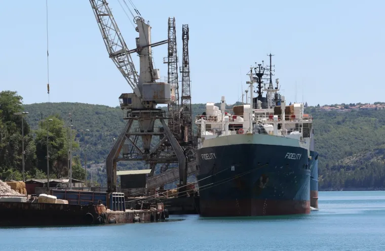 EKOLOŠKI INCIDENT U RAŠKOM ZALJEVU: S libanonskog broda iscurila nafta, u tijeku je čišćenje mora i obale