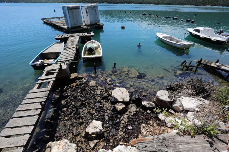 EKOLOŠKI INCIDENT U RAŠKOM ZALJEVU: S libanonskog broda iscurila nafta, u tijeku je čišćenje mora i obale