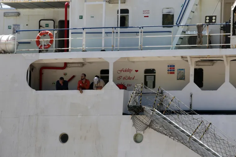 EKOLOŠKI INCIDENT U RAŠKOM ZALJEVU: S libanonskog broda iscurila nafta, u tijeku je čišćenje mora i obale