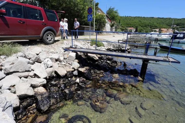 EKOLOŠKI INCIDENT U RAŠKOM ZALJEVU: S libanonskog broda iscurila nafta, u tijeku je čišćenje mora i obale