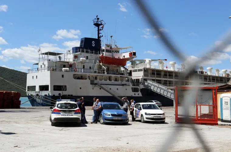 EKOLOŠKI INCIDENT U RAŠKOM ZALJEVU: S libanonskog broda iscurila nafta, u tijeku je čišćenje mora i obale
