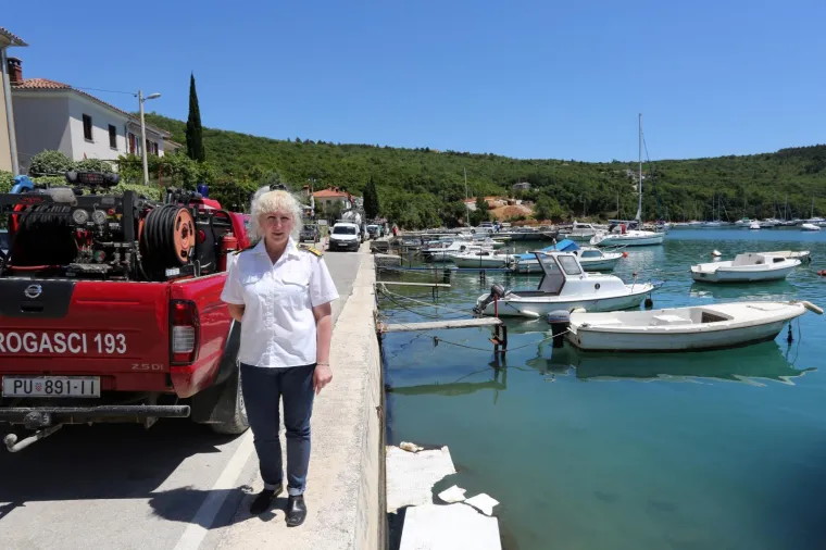 EKOLOŠKI INCIDENT U RAŠKOM ZALJEVU: S libanonskog broda iscurila nafta, u tijeku je čišćenje mora i obale
