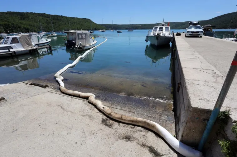 EKOLOŠKI INCIDENT U RAŠKOM ZALJEVU: S libanonskog broda iscurila nafta, u tijeku je čišćenje mora i obale