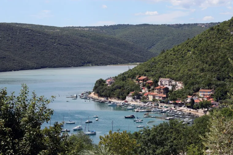 EKOLOŠKI INCIDENT U RAŠKOM ZALJEVU: S libanonskog broda iscurila nafta, u tijeku je čišćenje mora i obale