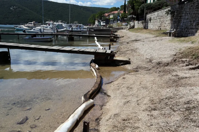 EKOLO&Scaron;KI INCIDENT U RA&Scaron;KOM ZALJEVU: S libanonskog broda iscurila nafta, u tijeku je či&scaron;ćenje mora i obale