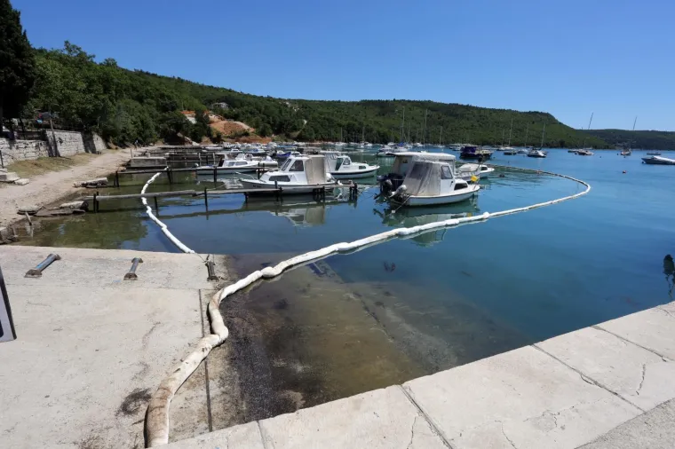 EKOLO&Scaron;KI INCIDENT U RA&Scaron;KOM ZALJEVU: S libanonskog broda iscurila nafta, u tijeku je či&scaron;ćenje mora i obale