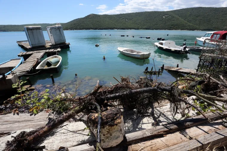 EKOLO&Scaron;KI INCIDENT U RA&Scaron;KOM ZALJEVU: S libanonskog broda iscurila nafta, u tijeku je či&scaron;ćenje mora i obale