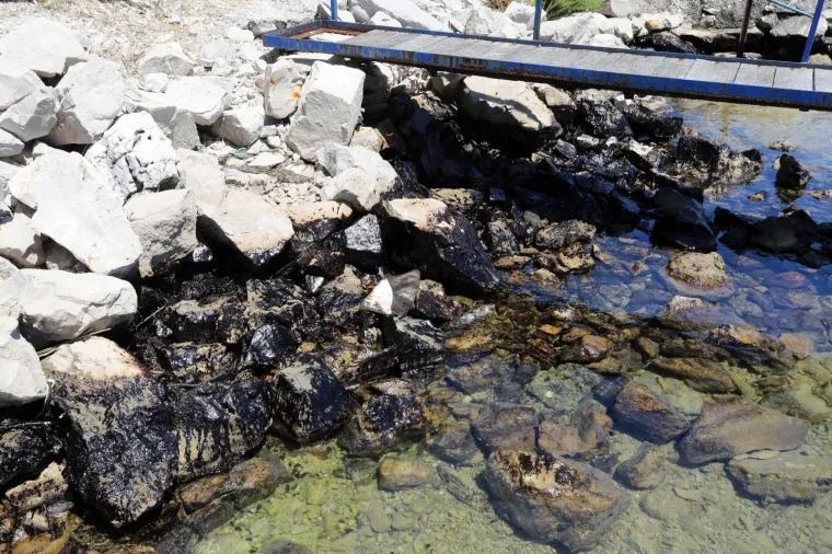 EKOLO&Scaron;KI INCIDENT U RA&Scaron;KOM ZALJEVU: S libanonskog broda iscurila nafta, u tijeku je či&scaron;ćenje mora i obale