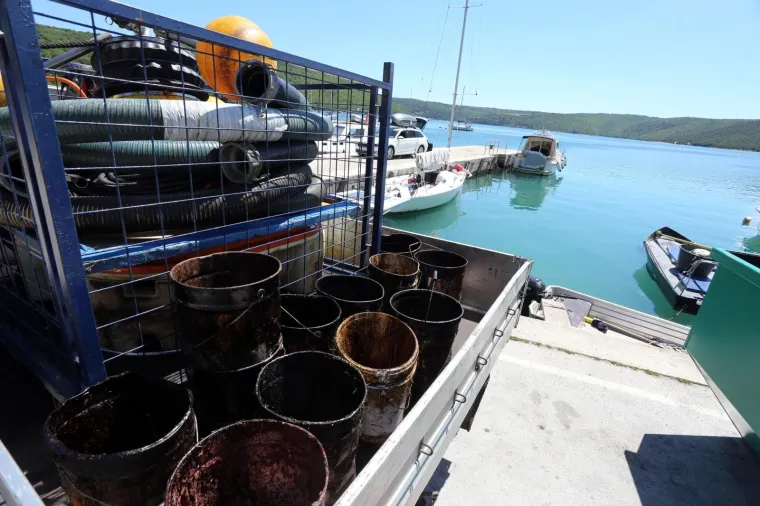EKOLO&Scaron;KI INCIDENT U RA&Scaron;KOM ZALJEVU: S libanonskog broda iscurila nafta, u tijeku je či&scaron;ćenje mora i obale