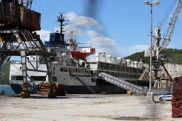 Trget - S libanonskog broda Fidelity iscurila je nafta u Ra&scaron;ki zaljev. Policija obavlja očevid, a djelatnici Dezinsekcije čiste more i obalu.