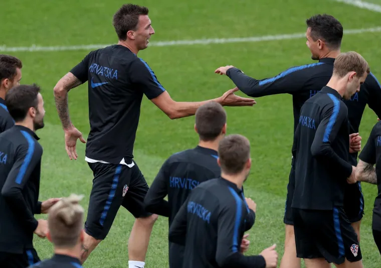 TRENING NEPOBJEDIVIH: Hrvatski nogometa&scaron;i pripremaju se za ogled protiv Islanda, atmosfera je odlična