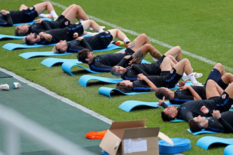 TRENING NEPOBJEDIVIH: Hrvatski nogometa&scaron;i pripremaju se za ogled protiv Islanda, atmosfera je odlična