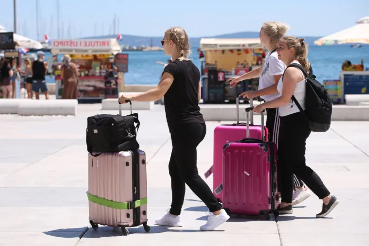 SUNČANI VIKEND U SPLITU: Ljepotice i turisti preplavili rivu