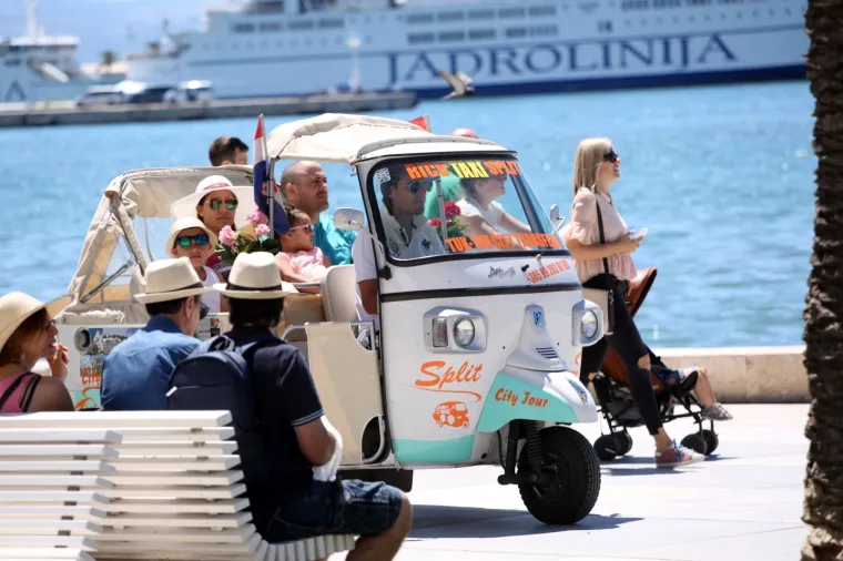 SUNČANI VIKEND U SPLITU: Ljepotice i turisti preplavili rivu
