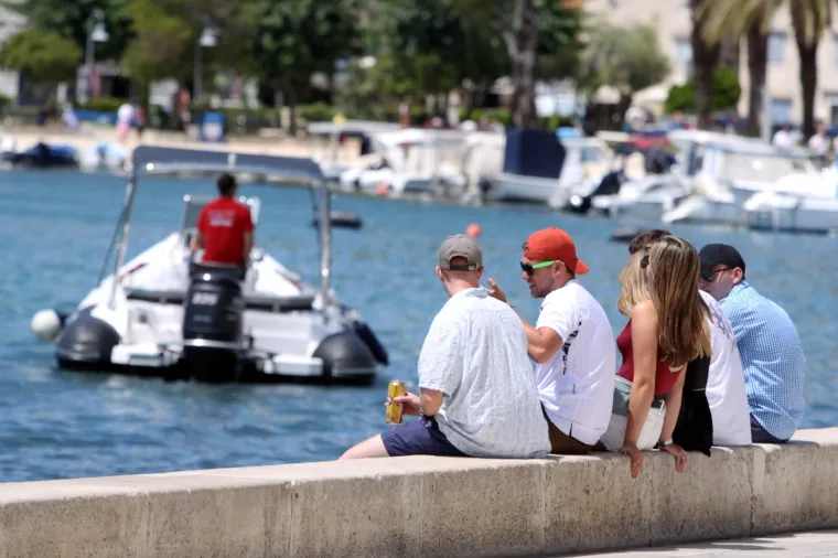 SUNČANI VIKEND U SPLITU: Ljepotice i turisti preplavili rivu