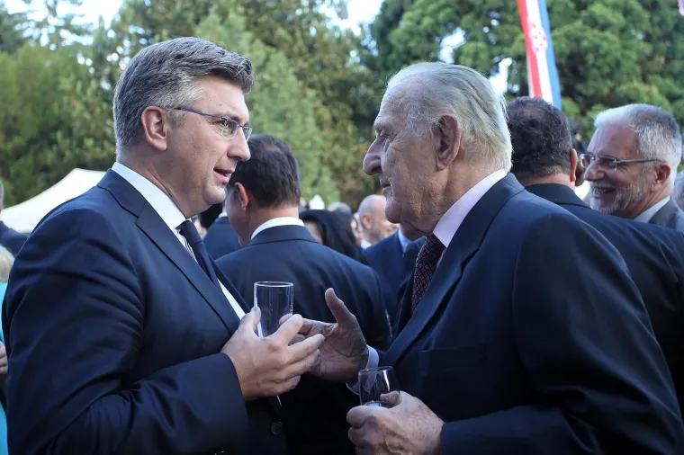 VELIKA FOTOGALERIJA: Evo kako je izgledao prijem kod predsjednice za Dan državnosti