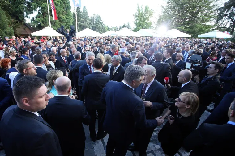VELIKA FOTOGALERIJA: Evo kako je izgledao prijem kod predsjednice za Dan državnosti