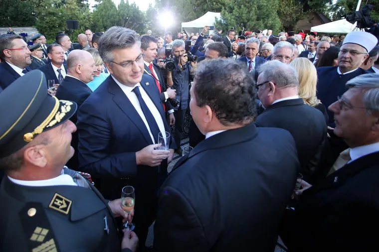 VELIKA FOTOGALERIJA: Evo kako je izgledao prijem kod predsjednice za Dan državnosti