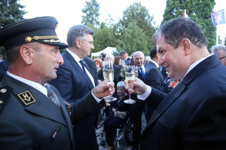 VELIKA FOTOGALERIJA: Evo kako je izgledao prijem kod predsjednice za Dan državnosti