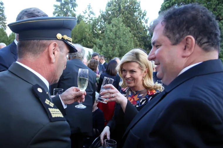 VELIKA FOTOGALERIJA: Evo kako je izgledao prijem kod predsjednice za Dan državnosti