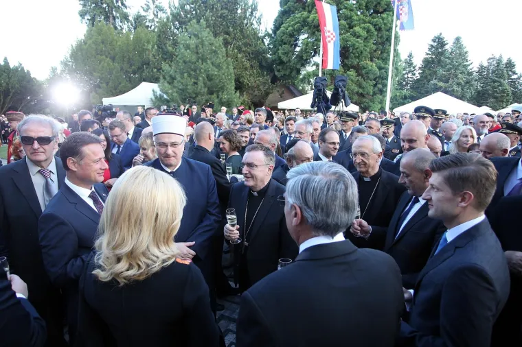 VELIKA FOTOGALERIJA: Evo kako je izgledao prijem kod predsjednice za Dan državnosti